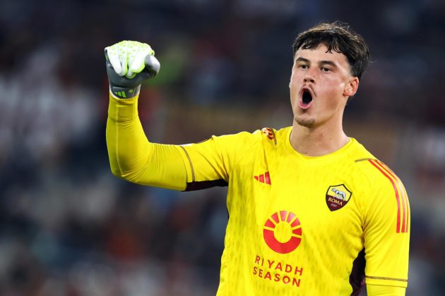 epa10902616 Mile Svilar goalkeeper of Roma celebrates during the UEFA Europa League, Group G soccer match between AS Roma and Servette FC, in Rome, Italy, 05 October 2023. EPA-EFE/FEDERICO PROIETTI