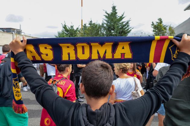 epa10826946 Roma fans waiting for Romelu Lukaku to arrive at Ciampino Airport, Rome, Italy, 29 August 2023. Lukaku is expected to join Serie A side AS Roma on loan from English side Chelsea EPA-EFE/TELENEWS