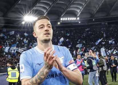 Sergej Milinkovic-Savic dari Lazio merayakan bersama rekan satu timnya setelah memenangkan pertandingan sepak bola Serie A Italia antara Lazio dan Juventus di stadion Olimpico di Roma, Italia, 08 April 2023. EPA-EFE/FABIO FRUSTACI
