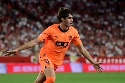 Valencia's Spanish midfielder #8 Javi Guerra celebrates scoring his team's second goal during the Spanish Liga football match between Sevilla FC and Valencia CF at the Ramon Sanchez Pizjuan stadium in Seville on August 11, 2023. (Photo by CRISTINA QUICLER / AFP) (Photo by CRISTINA QUICLER/AFP via Getty Images)