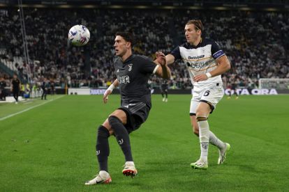 TURIN, ITALY - SEPTEMBER 26: Dusan Vlahovic of Juventus focuses on the ball as he is pursued by Federico Baschirotto of US Lecce during the Serie A TIM match between Juventus and US Lecce at Allianz Stadium on September 26, 2023 in Turin, Italy. (Photo by Jonathan Moscrop/Getty Images)