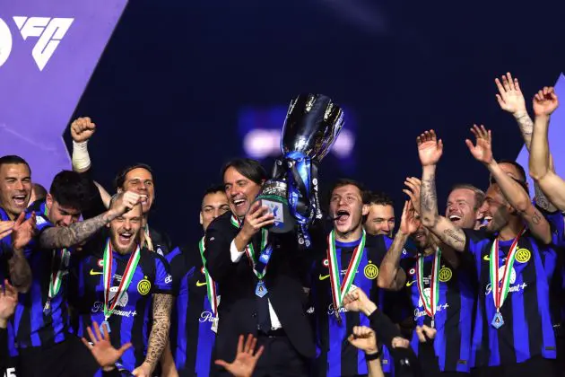 RIYADH, SAUDI ARABIA - JANUARY 22: Simone Inzaghi, Head Coach of FC Internazionale, lifts the Italian EA Sports FC Supercup Final trophy at full-time following victory in the Italian EA Sports FC Supercup Final match between SSC Napoli and FC Internazionale at Al-Awwal Stadium on January 22, 2024 in Riyadh, Saudi Arabia. (Photo by Yasser Bakhsh/Getty Images)