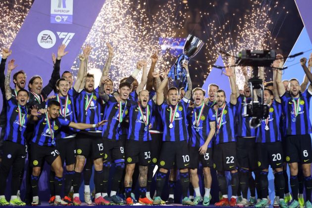 TOPSHOT - Inter Milan's players celebrate winning the Italian Super Cup final football match between Napoli and Inter Milan at Al-Awwal Park Stadium in Riyadh, on January 22, 2024. (Photo by AFP) (Photo by -/AFP via Getty Images)