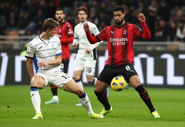 MILAN, ITALY - JANUARY 10: Ruben Loftus-Cheek of AC Milan controls the ball under pressure from Charles De Ketelaere of Atalanta BC during the Coppa Italia match between AC Milan and Atalanta BC on January 10, 2024 in Milan, Italy. (Photo by Marco Luzzani/Getty Images)