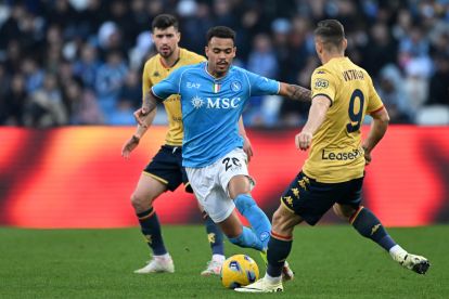 NAPLES, ITALY - FEBRUARY 17: Cyril Ngonge of SSC Napoli battles for possession with Vitinha of Genoa CFC during the Serie A TIM match between SSC Napoli and Genoa CFC - Serie A TIM at Stadio Diego Armando Maradona on February 17, 2024 in Naples, Italy. (Photo by Francesco Pecoraro/Getty Images)