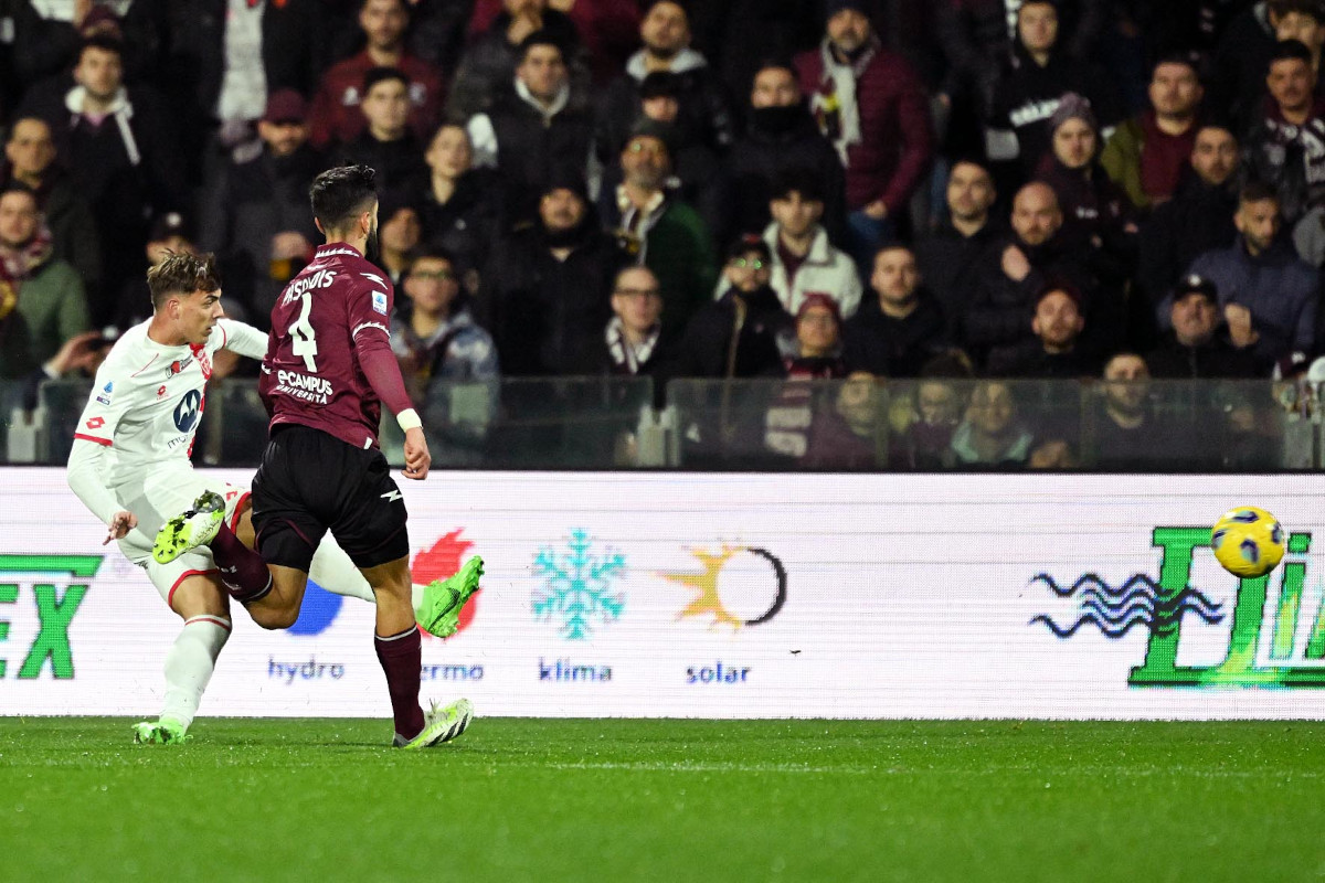 SALERNO, ITALY - FEBRUARY 24: Daniel Maldini of AC Monza scores his side's first goal during the Serie A TIM match between US Salernitana and AC Monza at Stadio Arechi on February 24, 2024 in Salerno, Italy. (Photo by Francesco Pecoraro/Getty Images)