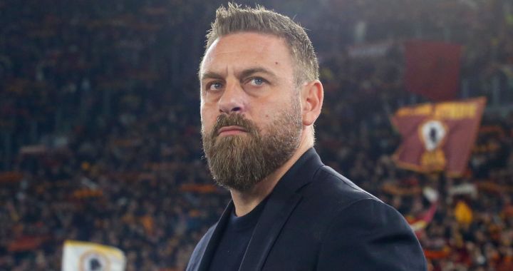 ROME, ITALY - FEBRUARY 22: Daniele De Rossi, Head Coach of AS Roma, looks on during the UEFA Europa League 2023/24 knockout round play-offs second leg match between AS Roma and Feyenoord at Stadio Olimpico on February 22, 2024 in Rome, Italy. (Photo by Paolo Bruno/Getty Images)