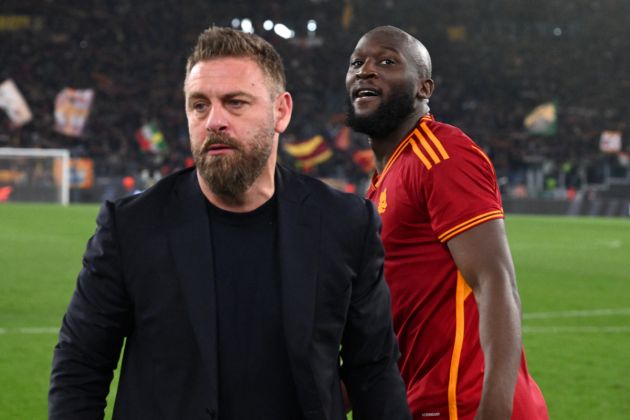 Roma's Italian coach Daniele De Rossi and Roma's Belgian midfielder #90 Romelu Lukaku celebrate after winning the UEFA Europa League round of 16 play-off football match between AS Roma and Feyenoord at the Olympic stadium in Rome on February 22, 2024. (Photo by Alberto PIZZOLI / AFP) (Photo by ALBERTO PIZZOLI/AFP via Getty Images)