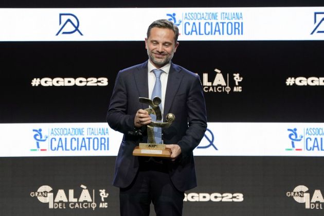 MILAN, ITALY - DECEMBER 04: Giorgio Furlani collects the award from Theo Hernandez of the AIC Oscar del Calcio Awards on December 04, 2023 in Milan, Italy. (Photo by Pier Marco Tacca/Getty Images )