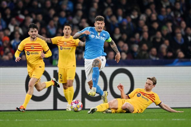 NAPLES, ITALY - FEBRUARY 21: Giovanni Di Lorenzo of SSC Napoli is fouled by Frenkie de Jong of FC Barcelona leading to a yellow card being shown during the UEFA Champions League 2023/24 round of 16 first leg match between SSC Napoli and FC Barcelona at Stadio Diego Armando Maradona on February 21, 2024 in Naples, Italy. (Photo by Francesco Pecoraro/Getty Images)