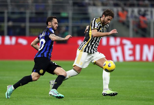 MILAN, ITALY - FEBRUARY 04: Manuel Locatelli of Juventus runs with the ball whilst under pressure from Hakan Calhanoglu of FC Internazionale during the Serie A TIM match between FC Internazionale and Juventus - Serie A TIM at Stadio Giuseppe Meazza on February 04, 2024 in Milan, Italy. (Photo by Marco Luzzani/Getty Images)