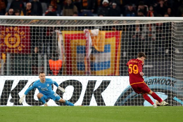 ROME, ITALY - FEBRUARY 22: Nicola Zalewski of AS Roma scores the team's fifth and winning penalty in the penalty shoot out during the UEFA Europa League 2023/24 knockout round play-offs second leg match between AS Roma and Feyenoord at Stadio Olimpico on February 22, 2024 in Rome, Italy. (Photo by Paolo Bruno/Getty Images)