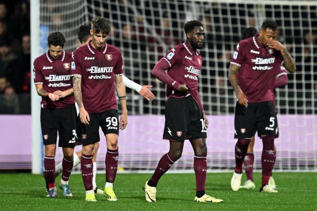 SALERNO, ITALY - FEBRUARY 24: US Salernitana players show their disappointment after the Serie A TIM match between US Salernitana and AC Monza at Stadio Arechi on February 24, 2024 in Salerno, Italy. (Photo by Francesco Pecoraro/Getty Images)