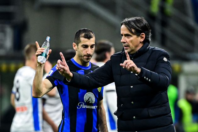 Inter Milan's Italian coach Simone Inzaghi speaks to Inter Milan's Armenian midfielder #22 Henrikh Mkhitaryan (L) during the Italian Serie A football match between Inter Milan and Atalanta in Milan, on February 28, 2024. (Photo by Piero CRUCIATTI / AFP) (Photo by PIERO CRUCIATTI/AFP via Getty Images)