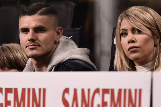 Inter Milan's Argentine forward Mauro Icardi (L) and his wife Argentine television personality, and football agent, Wanda Nara attend the Italian Serie A football match Inter Milan vs Lazio Rome on March 31, 2019 at the San Siro stadium in Milan. (Photo by Marco BERTORELLO / AFP) (Photo credit should read MARCO BERTORELLO/AFP via Getty Images)