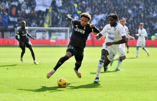 TURIN, ITALY - FEBRUARY 25: Weston McKennie of Juventus is challenged by Caleb Okoli of Frosinone Calcio during the Serie A TIM match between Juventus and Frosinone Calcio at Allianz Stadium on February 25, 2024 in Turin, Italy. (Photo by Valerio Pennicino/Getty Images)