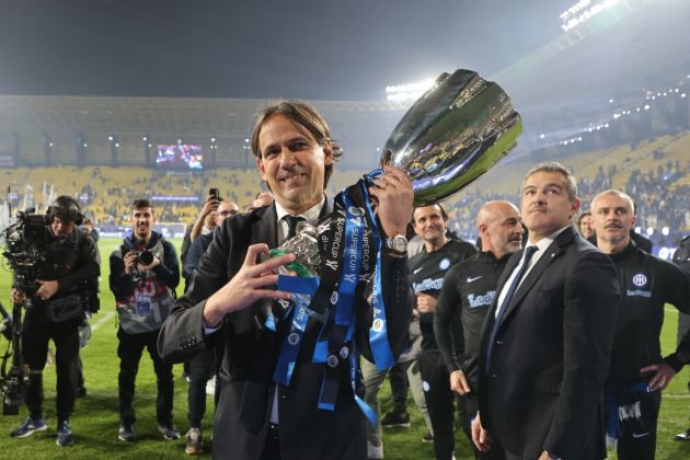 Inter coach Simone Inzaghi carries the trophy after winning the Italian Super Cup final football match between Napoli and Inter Milan at Al-Awwal Park Stadium in Riyadh, on January 22, 2024. (Photo by AFP) (Photo by -/AFP via Getty Images)