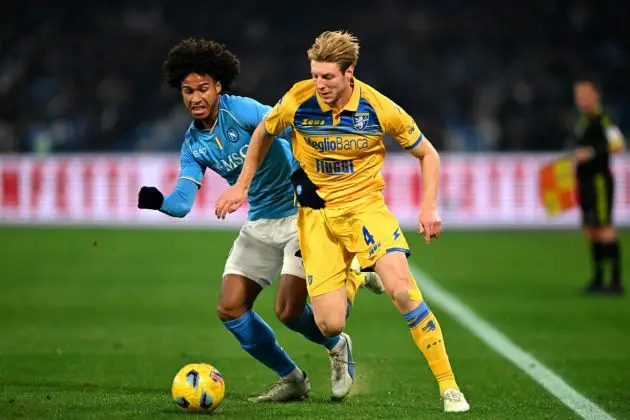 NAPLES, ITALY - DECEMBER 19: Jens Cajuste of SSC Napoli challenges for the ball with Marco Brescianini of Frosinone Calcio during the Coppa Italia - Round of 16 match between SSC Napoli and Frosinone Calcio at Stadio Diego Armando Maradona on December 19, 2023 in Naples, Italy. (Photo by Francesco Pecoraro/Getty Images)