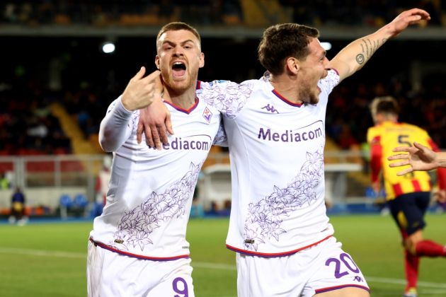 LECCE, ITALY - FEBRUARY 02: Lucas Beltran of Fiorentina celebrates with his teammate Andrea Belotti after scoring his team's second goal during the Serie A TIM match between US Lecce and ACF Fiorentina at Stadio Via del Mare on February 02, 2024 in Lecce, Italy. (Photo by Maurizio Lagana/Getty Images)