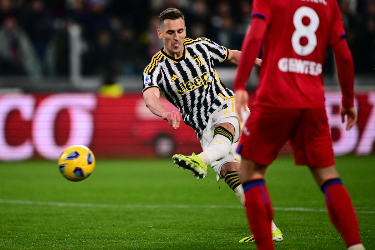 L'attaquant polonais n°14 de la Juventus, Arkadiusz Milik, tire et marque le deuxième but de son équipe lors du match de football de Serie A italienne entre la Juventus et l'Atalanta au stade Allianz de Turin, le 10 mars 2024. (Photo de MARCO BERTORELLO / AFP) (Photo de MARCO BERTORELLO/AFP via Getty Images)