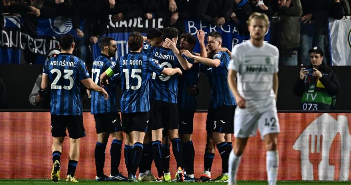 Atalanta's players celebrate scoring their team's second goal during the UEFA Europa League last 16 second leg football match between Atalanta and Sporting CP at the Atleti Azzurri d'Italia Stadium in Bergamo on March 14, 2024. (Photo by GABRIEL BOUYS / AFP) (Photo by GABRIEL BOUYS/AFP via Getty Images)