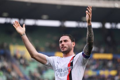 VERONA, ITALY - MARCH 17: Davide Calabria of AC Milan celebrates with the fans after the team's victory during the Serie A TIM match between Hellas Verona FC and AC Milan at Stadio Marcantonio Bentegodi on March 17, 2024 in Verona, Italy. (Photo by Alessandro Sabattini/Getty Images)