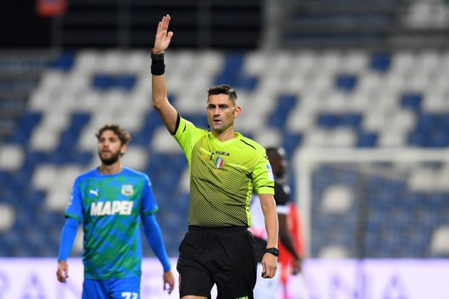 REGGIO NELL'EMILIA, ITALY - NOVEMBER 06: Referee Eugenio Abbattista gestures during the Serie A match between US Sassuolo and Udinese Calcio at Mapei Stadium - Città del Tricolore on November 06, 2020 in Reggio nell'Emilia, Italy. (Photo by Alessandro Sabattini/Getty Images)
