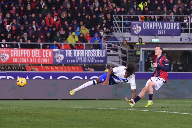 BOLOGNA, ITALY - MARCH 09: Yann Aurel Bisseck of FC Internazionale scores his team's first goal during the Serie A TIM match between Bologna FC and FC Internazionale at Stadio Renato Dall'Ara on March 09, 2024 in Bologna, Italy. (Photo by Alessandro Sabattini/Getty Images)
