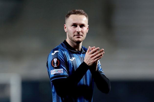 BERGAMO, ITALY - MARCH 14: Teun Koopmeiners of Atalanta BC applauds the fans after the team's victory in the UEFA Europa League 2023/24 round of 16 second leg match between Atalanta and Sporting CP at the Stadio di Bergamo on March 14, 2024 in Bergamo, Italy. (Photo by Emilio Andreoli/Getty Images)