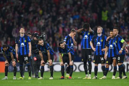 MADRID, SPAIN - MARCH 13: Players of FC Internazionale look dejected in the penalty shoot out during the UEFA Champions League 2023/24 round of 16 second leg match between Atlético Madrid and FC Internazionale at Civitas Metropolitano Stadium on March 13, 2024 in Madrid, Spain. (Photo by David Ramos/Getty Images)