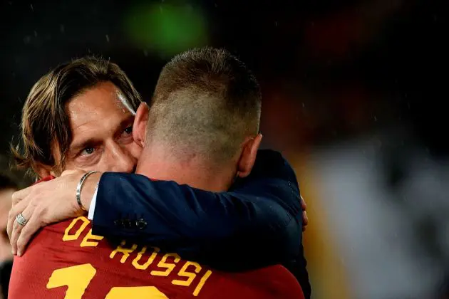 Roma midfielder Daniele De Rossi (R) is congratulated by former captain Francesco Totti during his farewell to Roma after 18 years at his home-town club after the Italian Serie A football match between Roma and Parma on May 26, 2019 at the Olympic Stadium in Rome. (Photo by Filippo MONTEFORTE / AFP) (Photo credit should read FILIPPO MONTEFORTE/AFP via Getty Images)