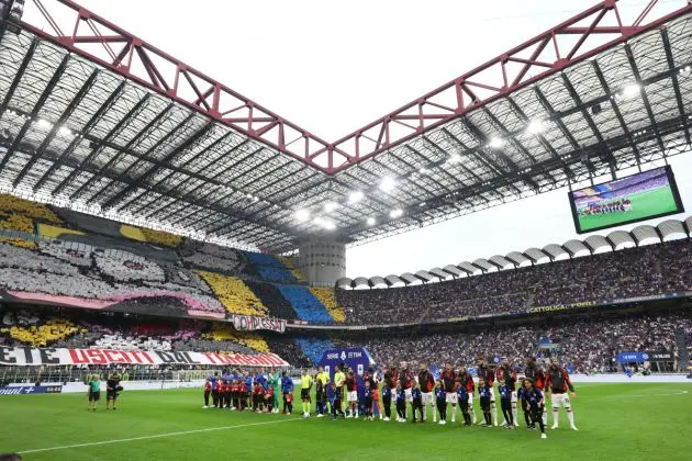 MILAN, ITALY - SEPTEMBER 16: AC Milan and FC Internazionale teams line up before the Serie A TIM match between FC Internazionale and AC Milan at Stadio Giuseppe Meazza on September 16, 2023 in Milan, Italy. (Photo by Marco Luzzani/Getty Images)