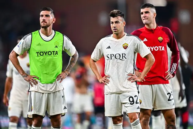 GENOA, ITALY - SEPTEMBER 28: Lorenzo Pellegrini (left), Stephan El Shaarawy and Gianluca Mancini of Roma look dejected after the Serie A TIM match between Genoa CFC and AS Roma at Stadio Luigi Ferraris on September 28, 2023 in Genoa, Italy. (Photo by Simone Arveda/Getty Images)