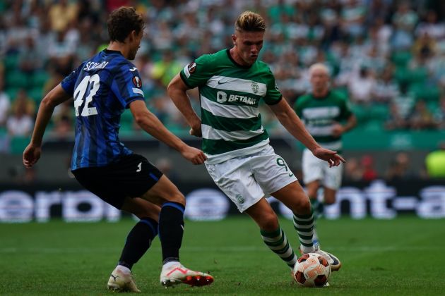 LISBON, PORTUGAL - OCTOBER 5: Viktor Gyokeres of Sporting CP with Giorgio Scalvini of Atalanta BC in action during the Group D - UEFA Europa League 2023/24 match between Sporting CP and Atalanta BC at Estadio Jose Alvalade on October 5, 2023 in Lisbon, Portugal. (Photo by Gualter Fatia/Getty Images)