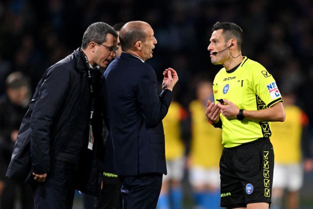 NAPLES, ITALY - MARCH 03: Massimiliano Allegri, Head Coach of Juventus, reacts towards FIGC Referee Maurizio Mariani during the Serie A match between SSC Napoli and Juventus at Stadio Diego Armando Maradona on March 03, 2024 in Naples, Italy. (Photo by Francesco Pecoraro/Getty Images)