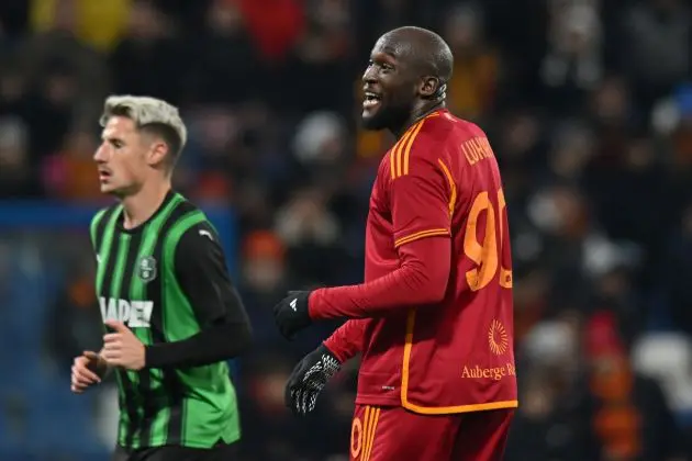 REGGIO NELL'EMILIA, ITALY - DECEMBER 3: Romelu Lukaku of AS Roma looks on during the Serie A TIM match between US Sassuolo and AS Roma at Mapei Stadium - Citta' del Tricolore on December 03, 2023 in Reggio nell'Emilia, Italy. (Photo by Alessandro Sabattini/Getty Images)