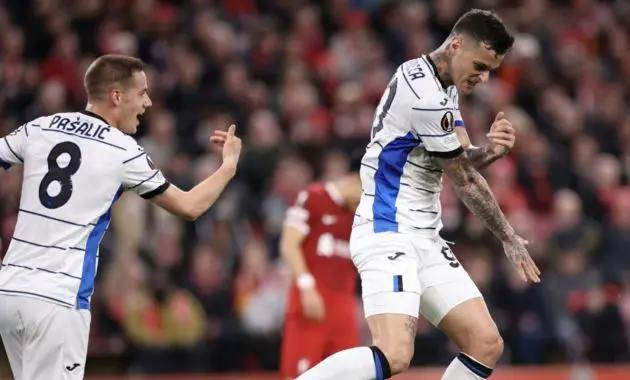 epa11273616 Gianluca Scamacca (R) of Atalanta celebrate his goal (0-1) during the UEFA Europa League quarter-finals, 1st leg soccer match between Liverpool FC and BC Atalanta, in Liverpool, Britain, 11 April 2024. EPA-EFE/ADAM VAUGHAN