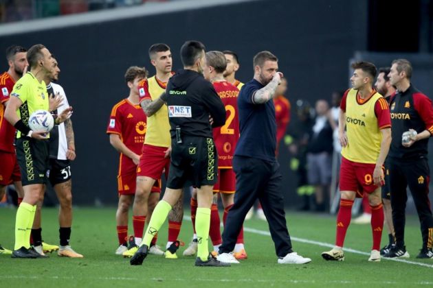 epa11278774 Players and officials argur after the injury of Roma’s Evan N'Dicka during the Italian Serie A soccer match Udinese Calcio vs AS Roma at the Friuli - Dacia Arena stadium in Udine, Italy, 14 April 2024. The Serie A match Udinese vs Roma is suspended after Roma’s Evan N'Dicka collapsed on the pitch. EPA-EFE/GABRIELE MENIS