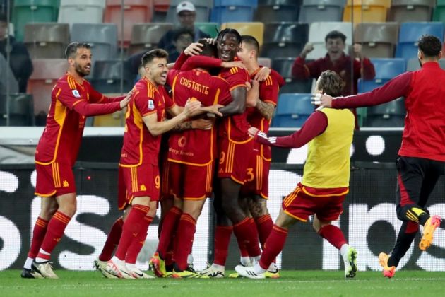 Roma’s Bryan Cristante (C) jubilates with his teammates after scoring a goal during the Italian Serie A soccer match Udinese Calcio vs AS Roma at the Friuli - Dacia Arena stadium in Udine, Italy, 25 April 2024. EPA-EFE/GABRIELE MENIS