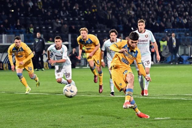 Matias Soule' of Frosinone scores the 1-0 penalty goal during the Serie A soccer match between Frosinone Calcio and US Salernitana at Benito Stirpe stadium in Frosinone, Italy, 26 April 2024. EPA-EFE/FEDERICO PROIETTI