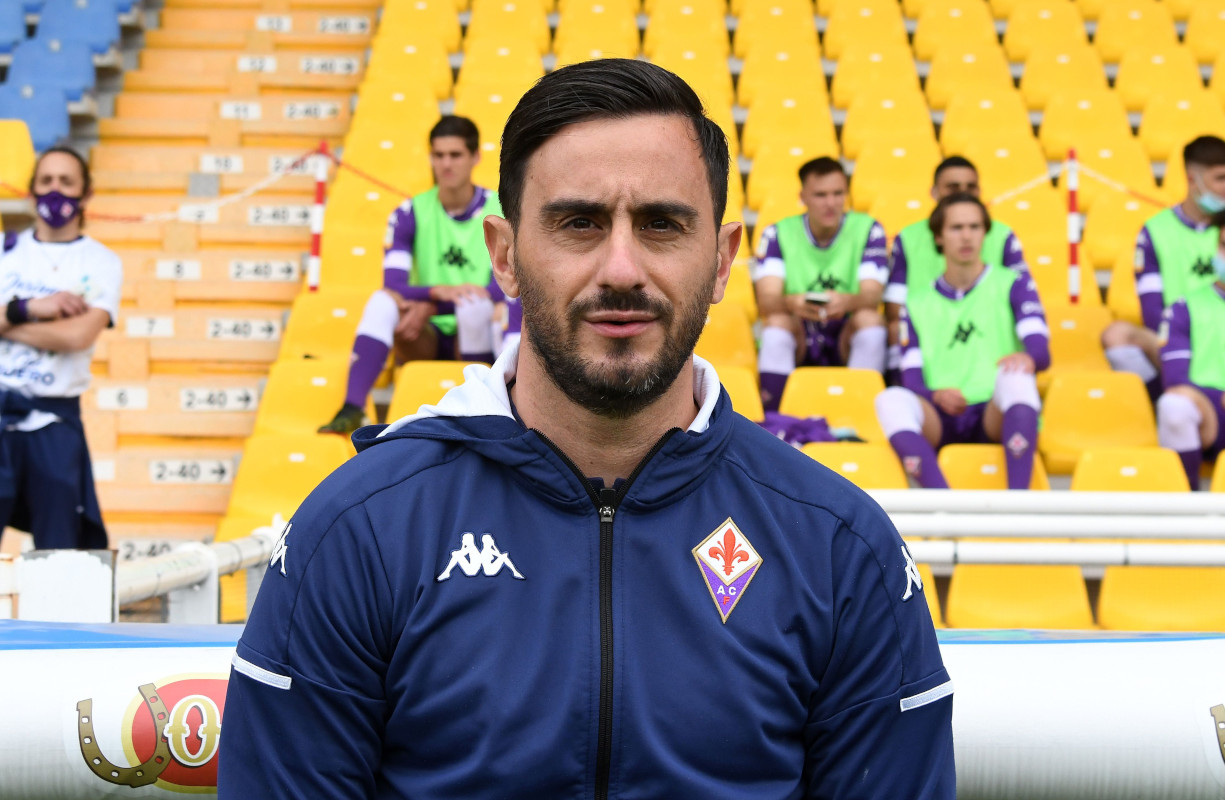 PARMA, ITÁLIA - 28 DE ABRIL: Alberto Aquilani, técnico da ACF Fiorentina, observa antes da partida final da Copa Primavera TIM entre ACF Fiorentina e SS Lazio no Estádio Ennio Tardini em 28 de abril de 2021 em Parma, Itália. (Foto de Alessandro Sabattini/Getty Images)