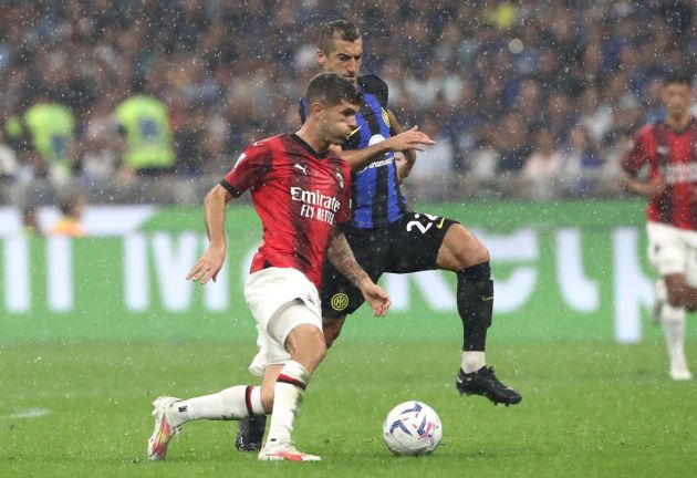 MILAN, ITALY - SEPTEMBER 16: Christian Pulisic of AC Milan competes for the ball with Henrikh Mkhitaryan of FC Internazionale during the Serie A TIM match between FC Internazionale and AC Milan at Stadio Giuseppe Meazza on September 16, 2023 in Milan, Italy. (Photo by Marco Luzzani/Getty Images)
