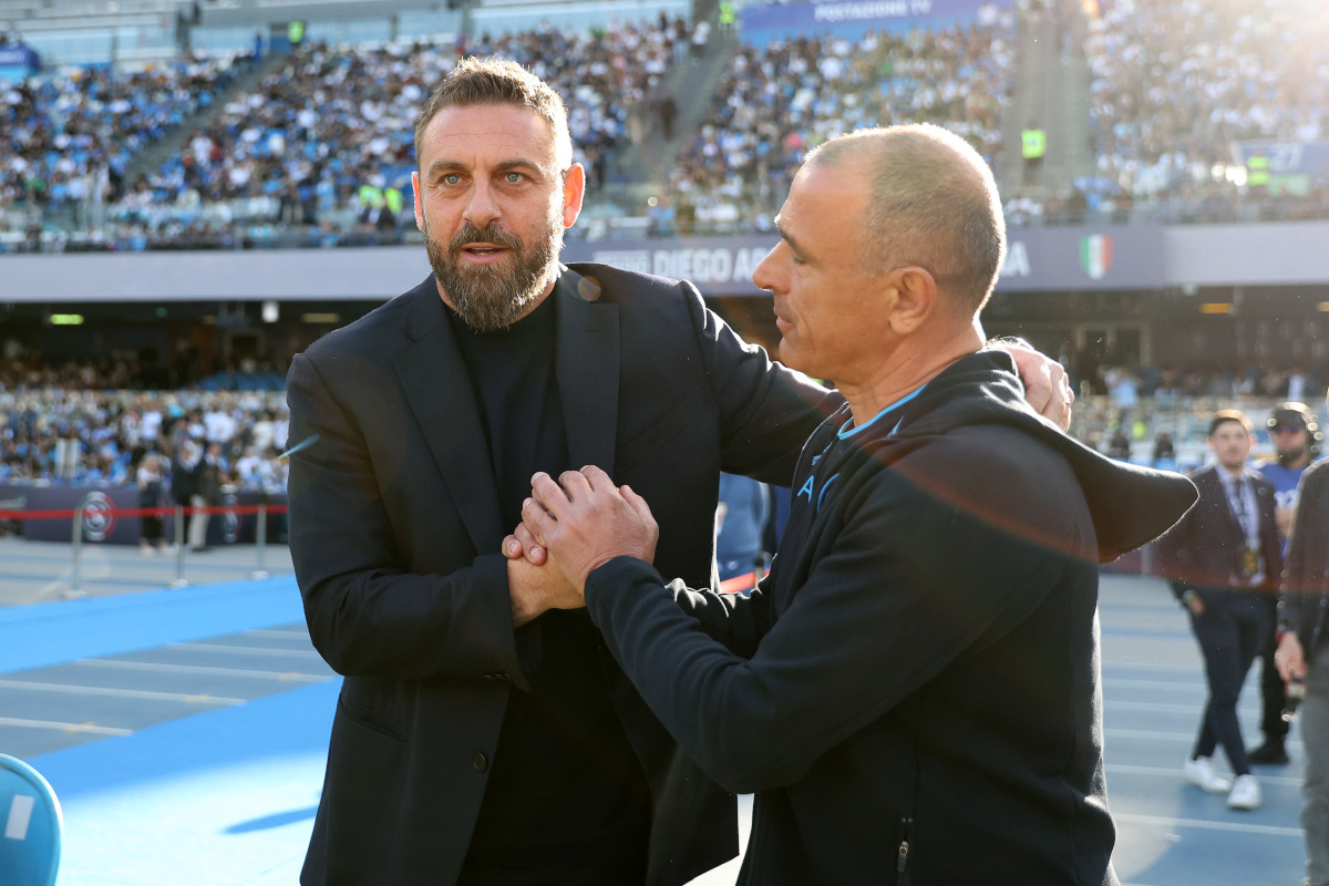 NAPLES, ITALY - APRIL 28: Daniele De Rossi AS Roma head coach greets Francesco Calzona SSC Napoli head coach before the Serie A TIM match between SSC Napoli and AS Roma - Serie A TIM at Stadio Diego Armando Maradona on April 28, 2024 in Naples, Italy. (Photo by Francesco Pecoraro/Getty Images) (Photo by Francesco Pecoraro/Getty Images)