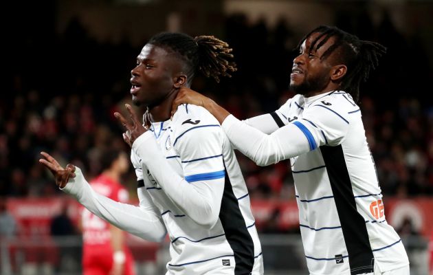 MONZA, ITALY - APRIL 21: El Bilal Toure of Atalanta BC celebrates with Ademola Lookman of Atalanta BC after scoring his team's second goal during the Serie A TIM match between AC Monza and Atalanta BC at U-Power Stadium on April 21, 2024 in Monza, Italy. (Photo by Marco Luzzani/Getty Images)