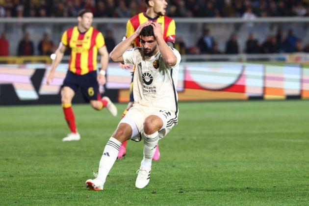 LECCE, ITALY - APRIL 01: Houssem Aouar of Roma shows his dejection during the Serie A TIM match between US Lecce and AS Roma - Serie A TIM at Stadio Via del Mare on April 01, 2024 in Lecce, Italy. (Photo by Maurizio Lagana/Getty Images)