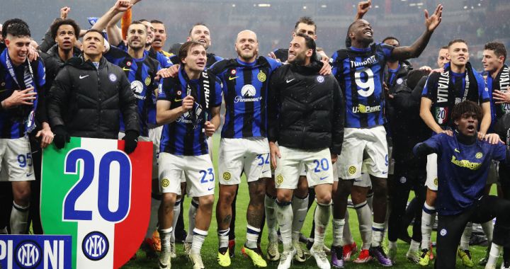 MILAN, ITALY - APRIL 22: FC Internazionale players celebrate winning the Serie A TIM title after winning the Serie A TIM match between AC Milan and FC Internazionale at Stadio Giuseppe Meazza on April 22, 2024 in Milan, Italy. (Photo by Marco Luzzani/Getty Images)