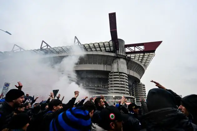 Inter Milan's fans cheer as their team's bus arrives at San Siro Stadium prior to the Italian Serie A football match AC Milan vs Inter Milan in Milan, Italy on April 22, 2024 (Photo by Piero CRUCIATTI / AFP) (Photo by PIERO CRUCIATTI/AFP via Getty Images)