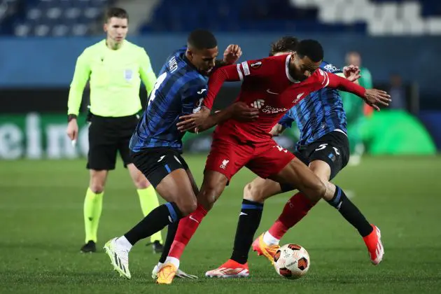 BERGAMO, ITALY - APRIL 18: Cody Gakpo of Liverpool is challenged by Isak Hien and Berat Djimsiti of Atalanta BC during the UEFA Europa League 2023/24 Quarter-Final second leg match between Atalanta and Liverpool FC at Stadio Atleti Azzurri d'Italia on April 18, 2024 in Bergamo, Italy. (Photo by Marco Luzzani/Getty Images)