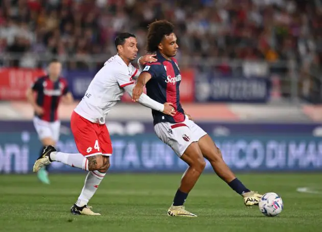 BOLOGNA, ITALY - APRIL 13: Joshua Zirkzee of Bologna FC passes the ball whilst under pressure from Armando Izzo of AC Monza during the Serie A TIM match between Bologna FC and AC Monza at Stadio Renato Dall'Ara on April 13, 2024 in Bologna, Italy. (Photo by Alessandro Sabattini/Getty Images)