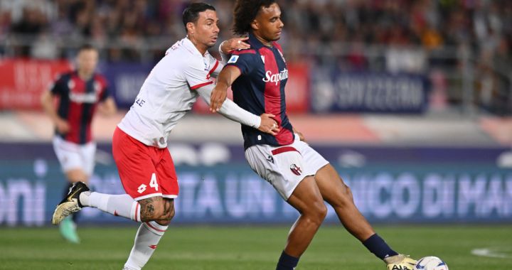 BOLOGNA, ITALY - APRIL 13: Joshua Zirkzee of Bologna FC passes the ball whilst under pressure from Armando Izzo of AC Monza during the Serie A TIM match between Bologna FC and AC Monza at Stadio Renato Dall'Ara on April 13, 2024 in Bologna, Italy. (Photo by Alessandro Sabattini/Getty Images)